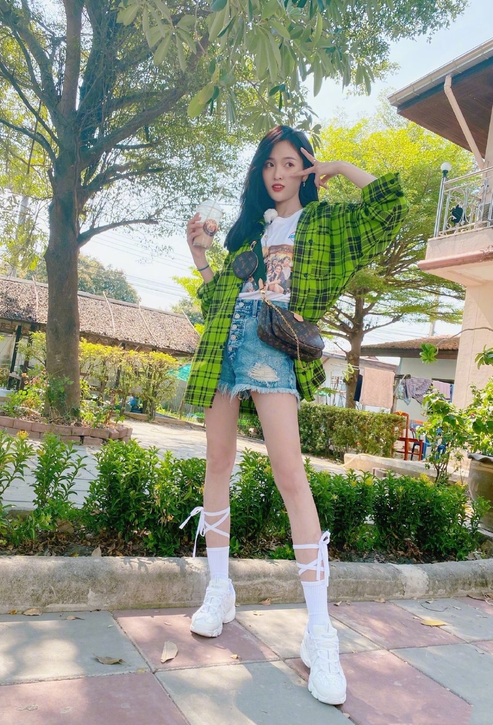 脸偏黄显老该怎么挽救,皮肤偏黑黄穿什么颜色显白