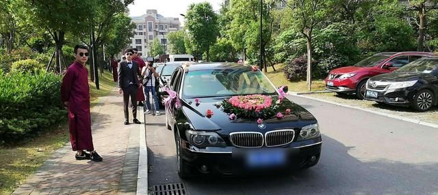 买宝马7系跑婚车，晒出账单让亲戚羡慕：4年回本，比上班还挣钱