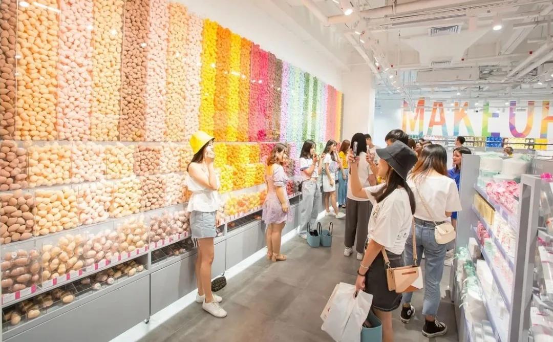 美妆界喜茶、少女心贩卖场、薅羊毛圣地，这个店立志成为游乐园