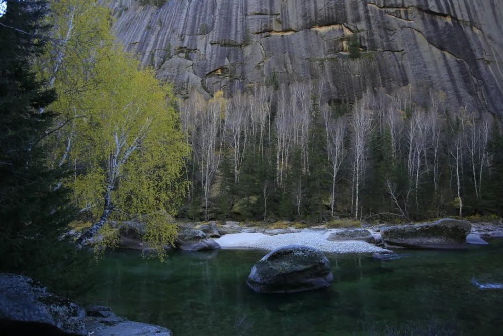 曾是为国还债的“功勋矿区”,因资源枯竭失落数十年……唱遍全网的可可托海,究竟有哪些传奇故事?