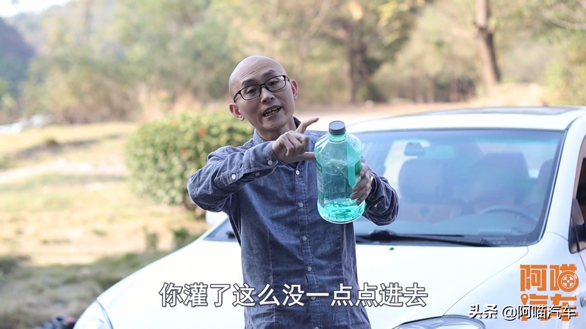 汽车怎么更换防冻型玻璃水,车子如何换玻璃水