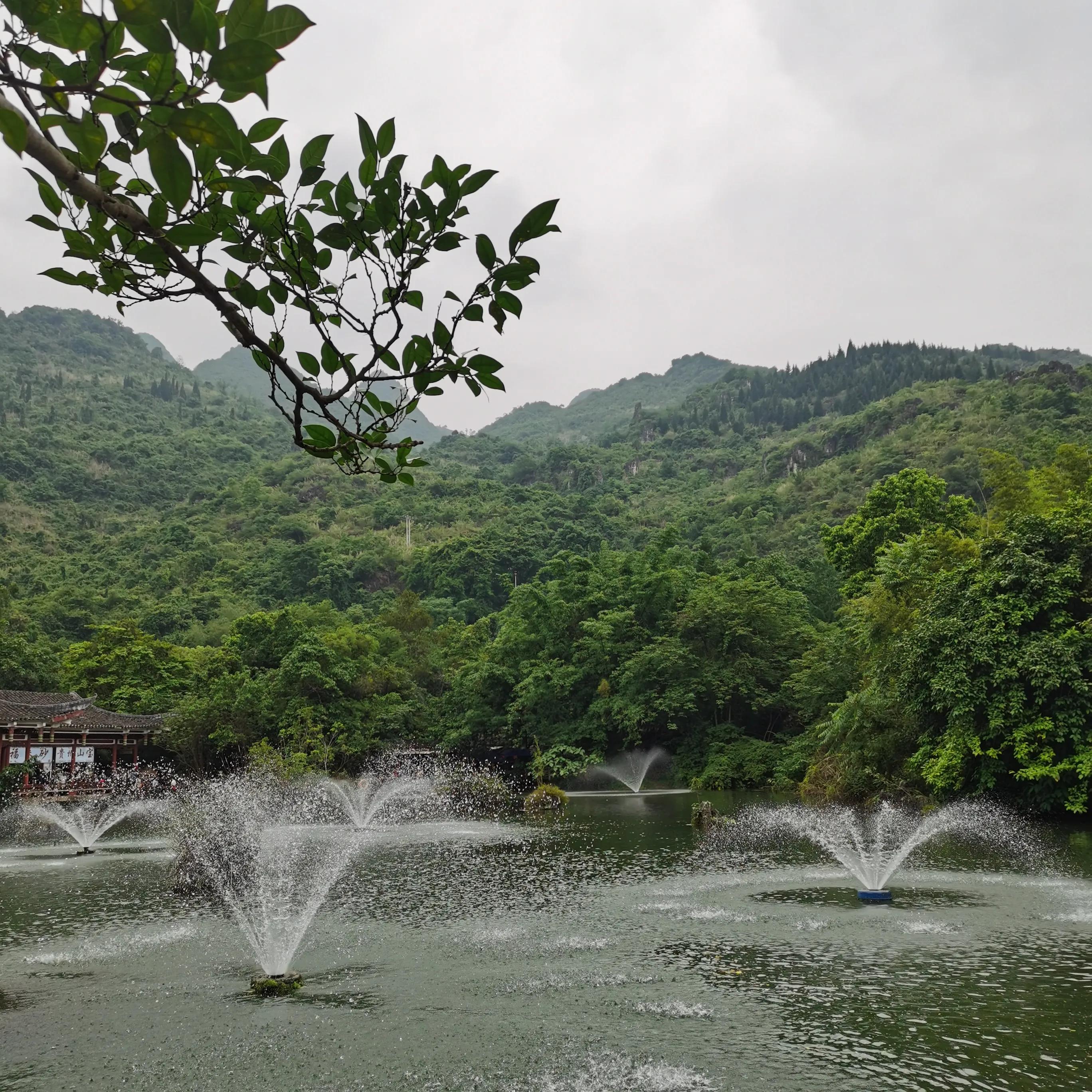 向南方和向北方,登上山顶看美景贵州黄果树瀑布