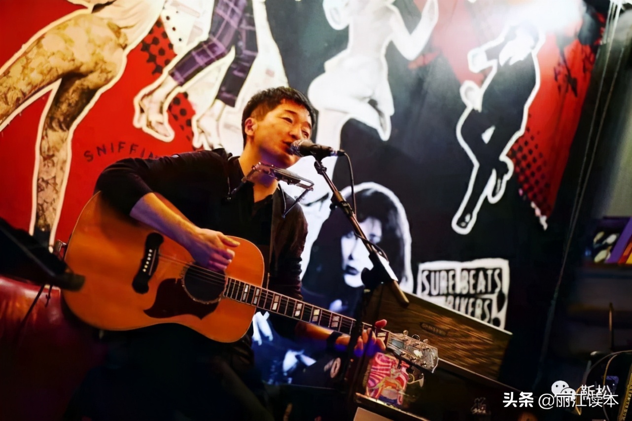 他被称为民谣诗人，连续七年在全国巡演，却少有人知道他来自丽江