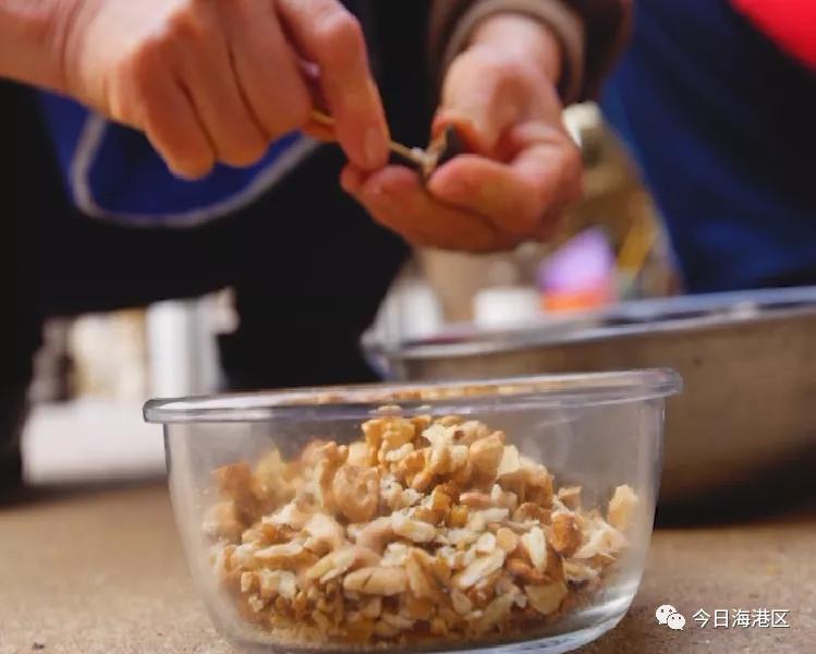 中秋节月圆之时家人团聚吃月饼,月圆人团圆不用等待的团聚更美味