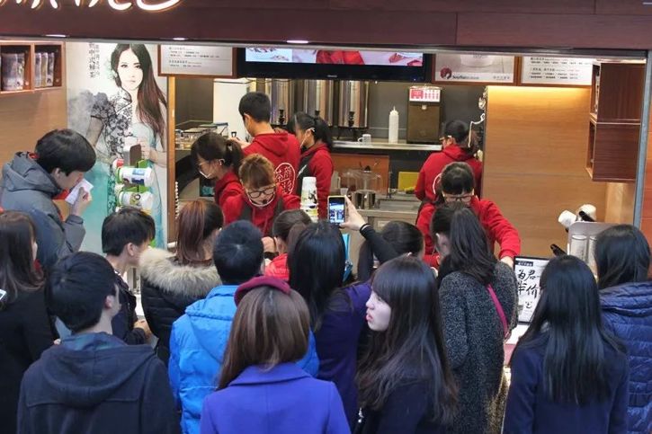 排队两小时喝喜茶,排队两个小时喝茶