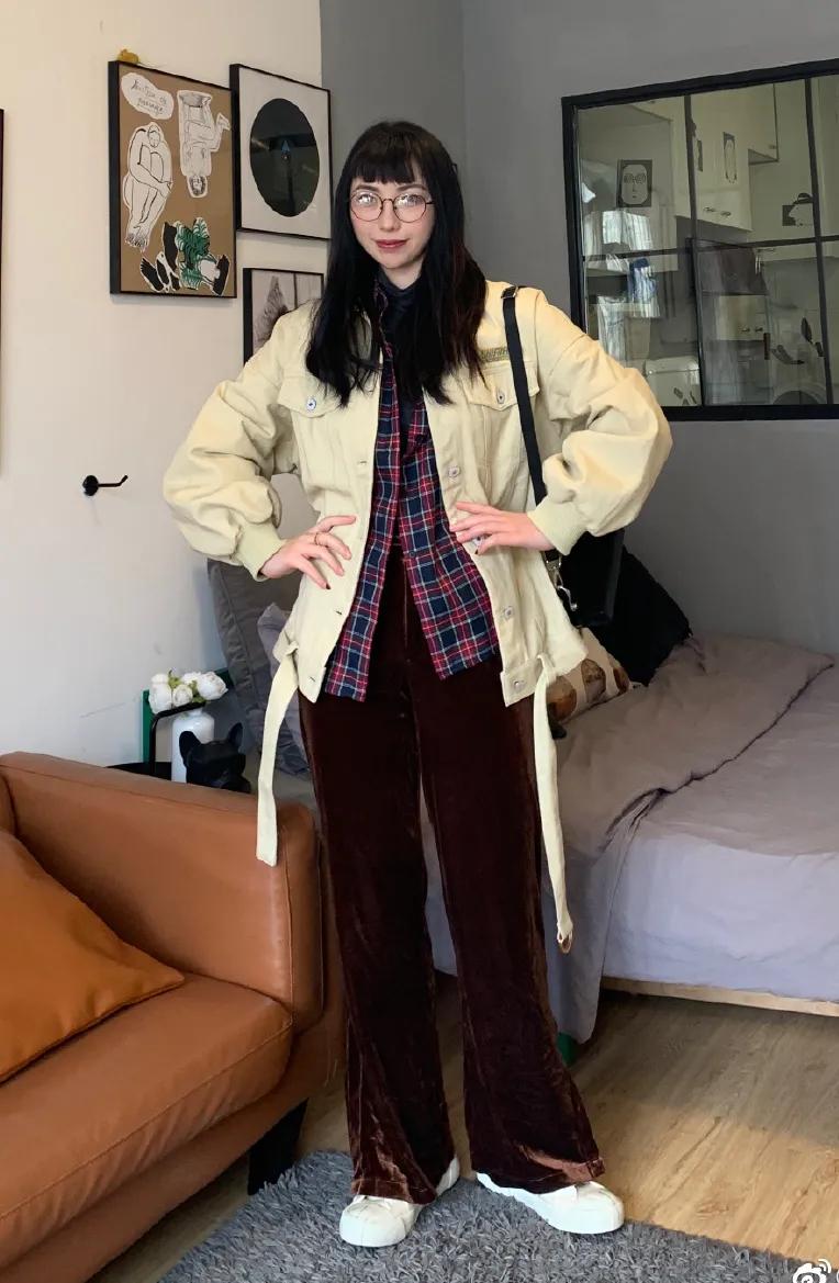 牛仔衬衫叠穿哪种款式和颜色适合,灰色衬衫怎么搭配出高级感叠穿