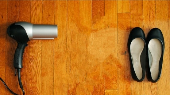 新鞋子有点小夹脚怎么办,鞋子瘦两边夹脚怎么办