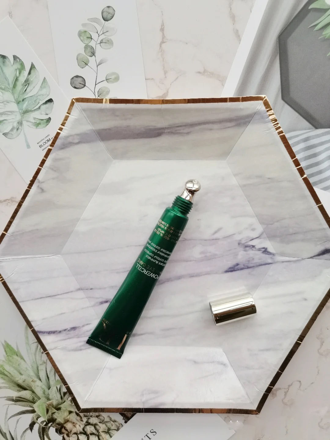 老款赫莲娜眼霜适合油皮还是干皮,赫莲娜眼霜特别搓泥怎么办