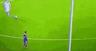 梅西散步不防守,梅西不上场现场球迷反应