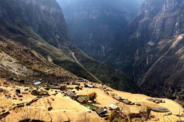 凉山旅游景点古村古寨古镇,四川凉山悬崖上的村庄旅游