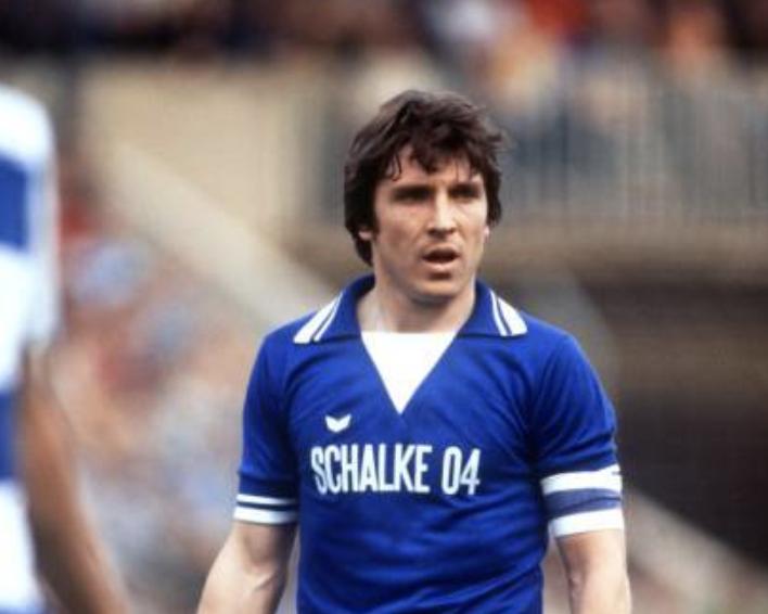 他是德国传奇球星，进球数仅次于盖德穆勒，江湖人称“倒钩之王”