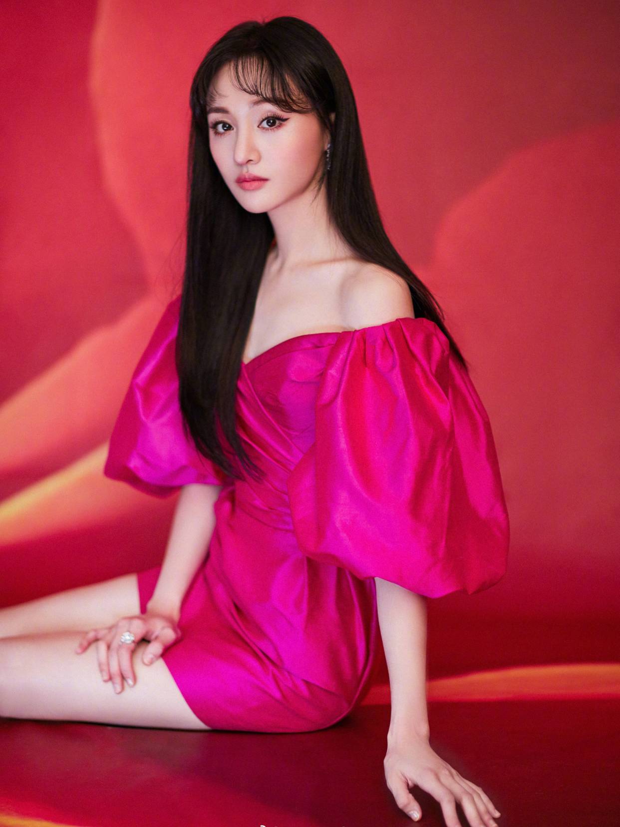 都说玫红色难驾驭，郑爽和乔欣却很任性，双双挑战露肩裙，惊艳了