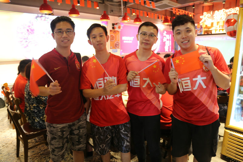 这家虾铺有搞作，在红色的海洋中剥龙虾看球，好热闹