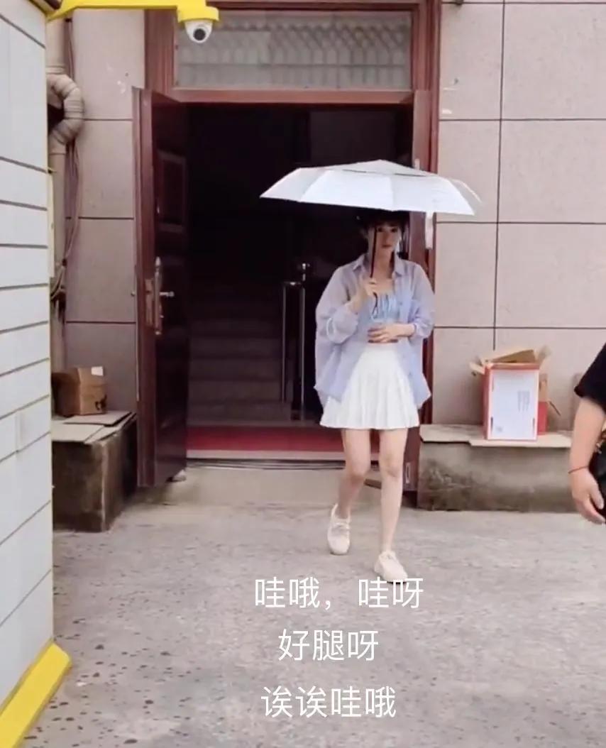 张含韵穿短裙现身,张含韵穿黑裙子