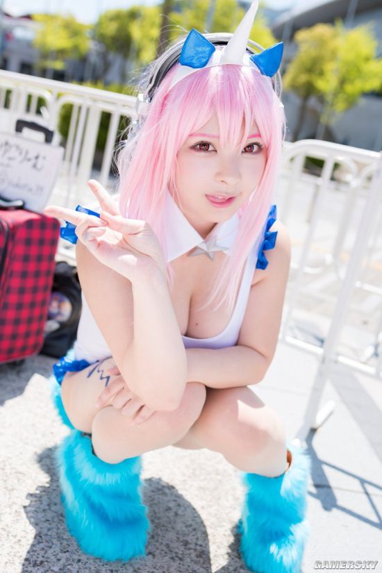 上围塞满整个衣服肉感十足的日本萌系小姐姐