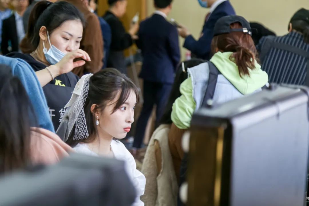 李兰娟致敬院士视频,致敬李兰娟院士的诗朗诵