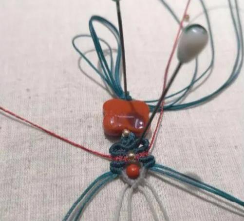 小孔转运珠编绳手链教程,2个珠子的小挂坠