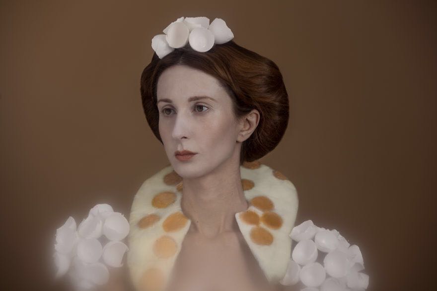 她把鱿鱼、巧克力、番茄粘到身上,拍出一组绝美的自拍写真