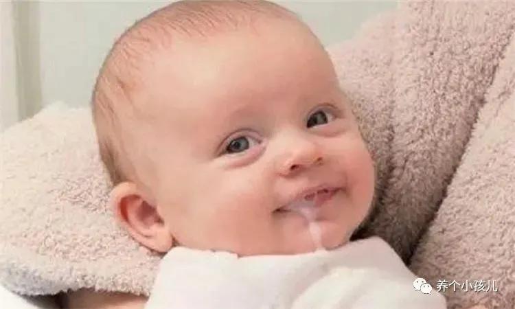 小孩刚吃完奶就吐了是怎么回事,孩子刚吃完奶总是吐出来