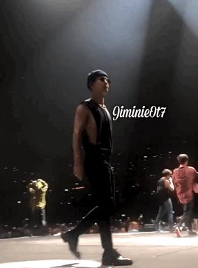 got7演唱会王嘉尔被彩带吓到,王嘉尔摸手认got7成员