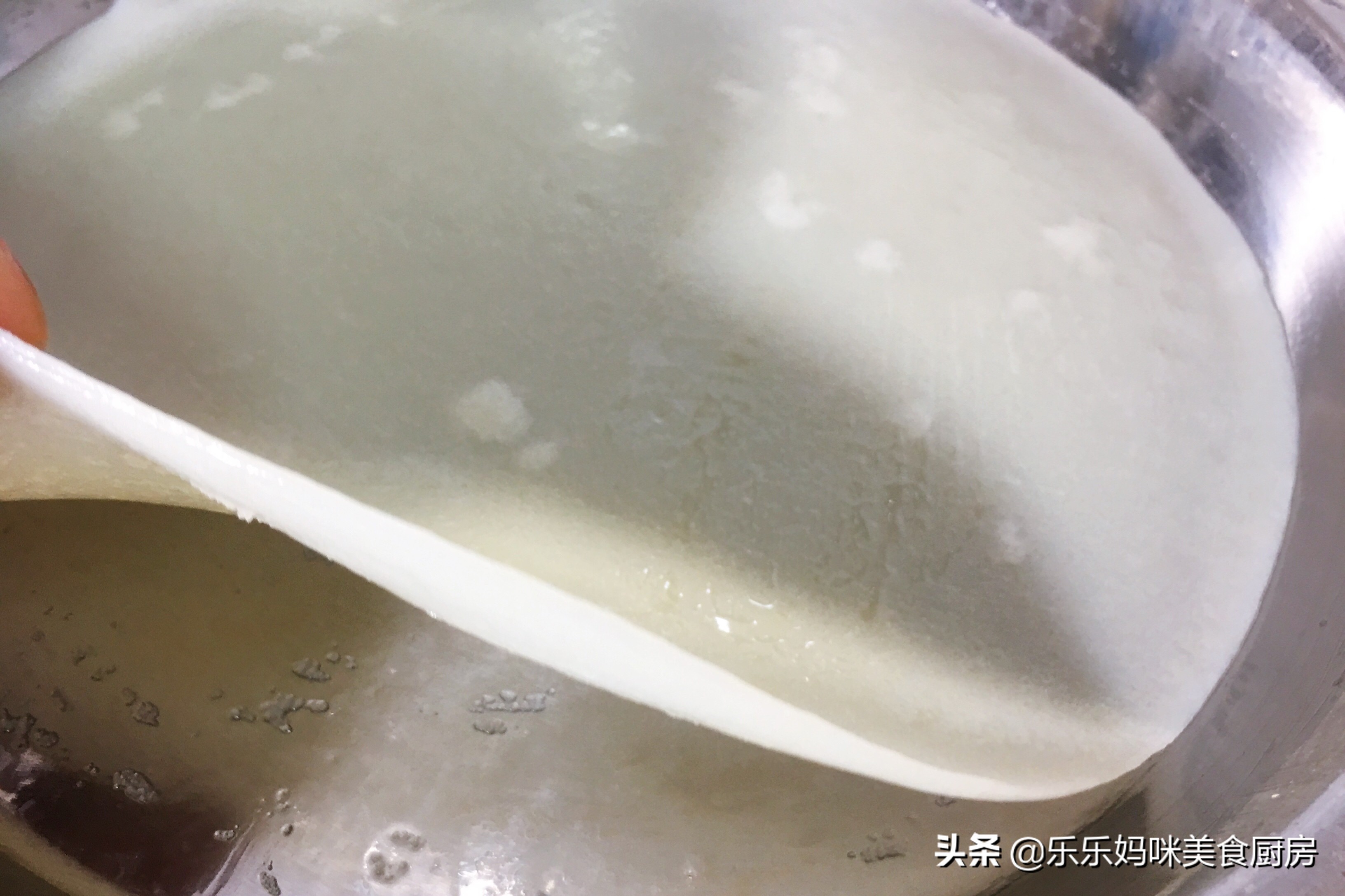 在家蒸凉皮揭不下来怎么回事,为什么自己蒸凉皮会开裂