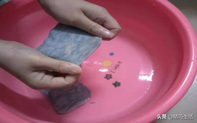 如何洗白袜子上的泥渍,脏臭袜子清洗小妙招图片