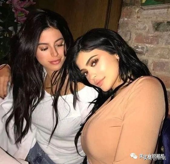 婚内出轨还能让女儿靠前夫名气进名媛圈，卡戴珊的妈现实版甄嬛