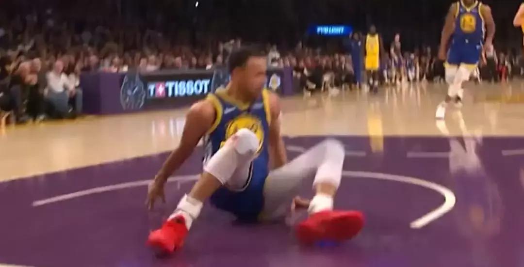 魔佩提前离场、球迷愤怒狂嘘!湖人向中国男足完成致敬