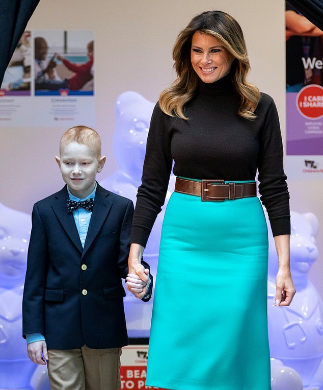 梅拉尼娅绿裙子,梅拉尼娅穿露肩装