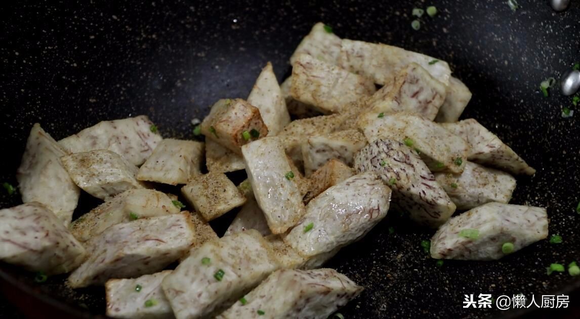 芋头这样做最好吃,一炸二炒两步搞定,外皮酥脆,内里咸香粉糯