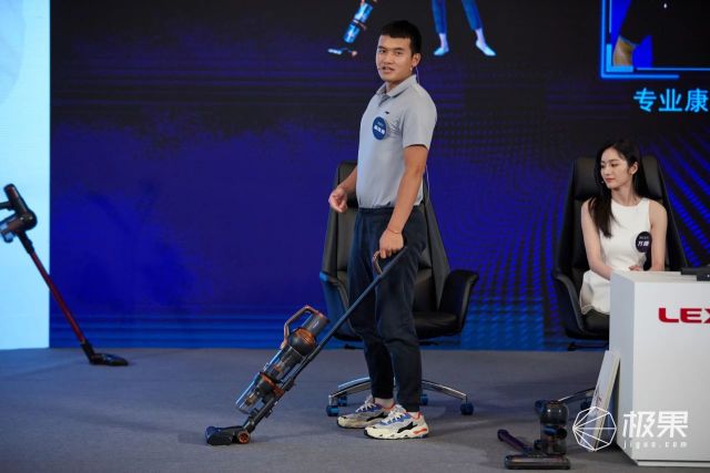 手持吸尘器做家务视频,轻便小巧大吸力吸尘器