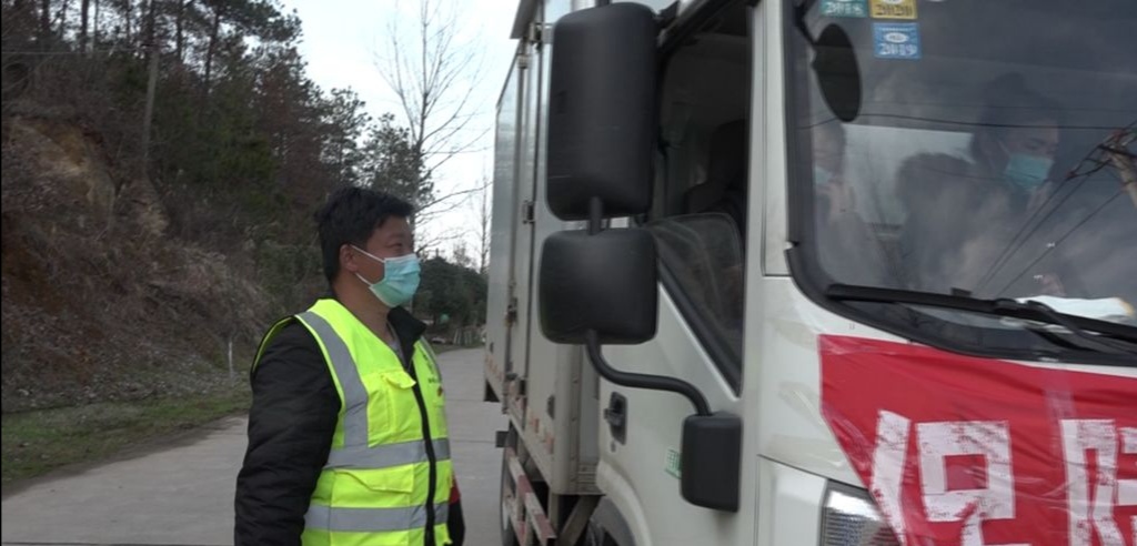 75岁老党员坚持在抗击疫情前线,抗击疫情村里党员在行动