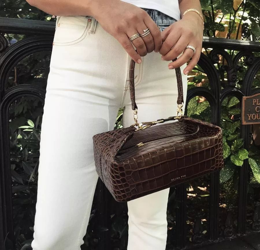 春天适合什么颜色包包,春天背什么颜色的包包