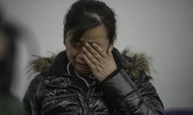 婆婆崴脚叫我背她下楼,婆婆假装崴脚