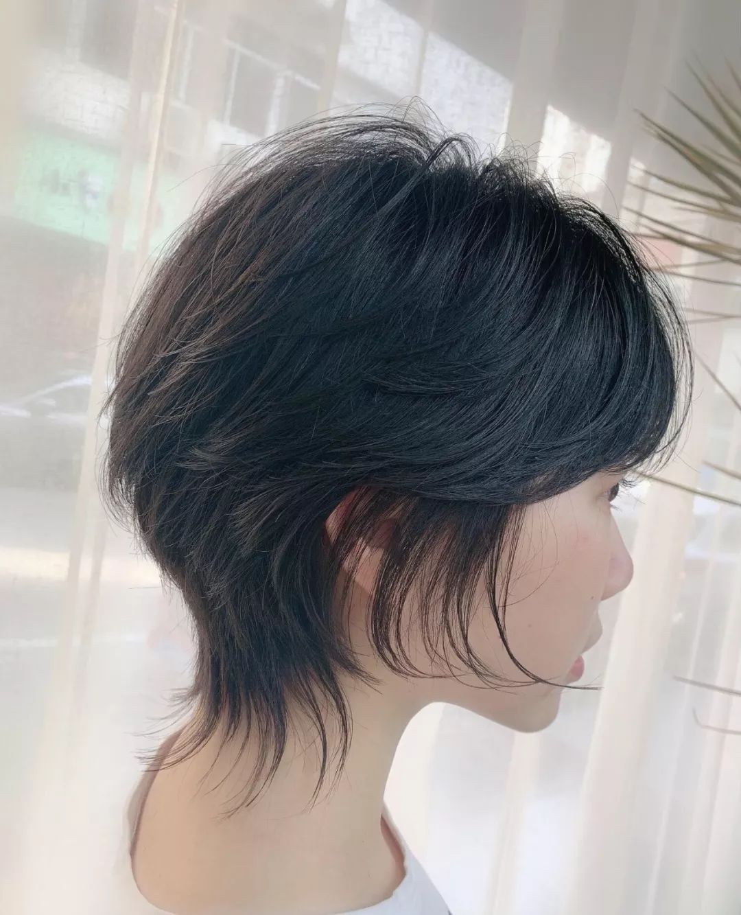 燕尾个性有型的短发,女士短发燕尾造型色彩搭配