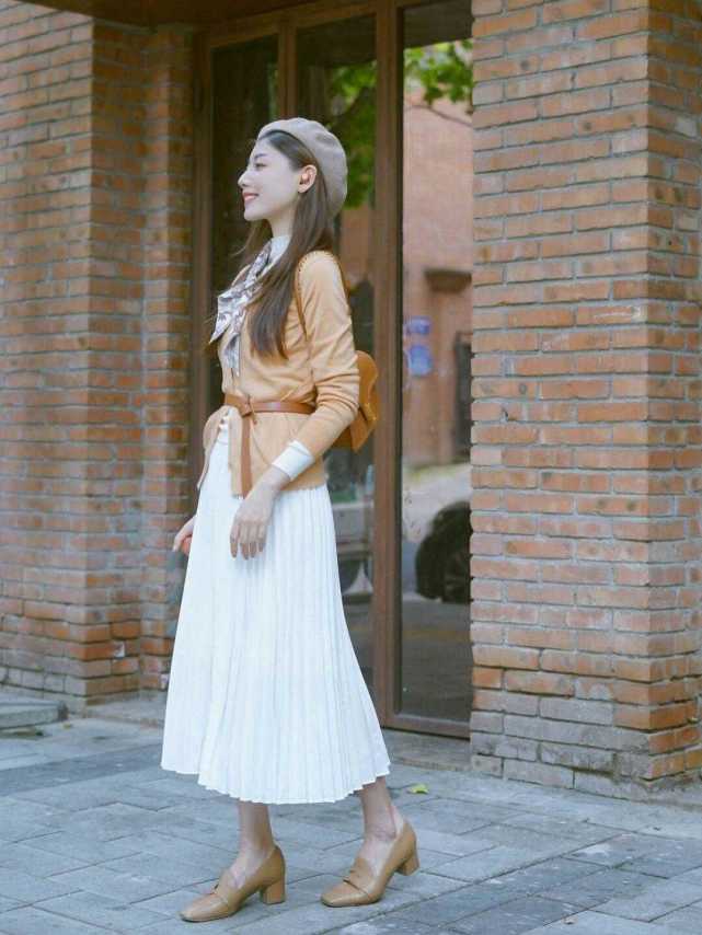 百褶裙穿起来,百褶裙上面穿个什么衣服