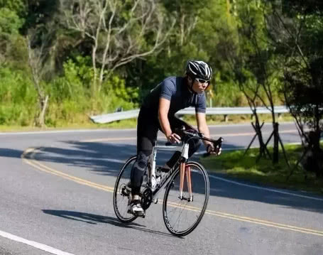 足球如何大力开脚,足球大脚开不起来怎么办