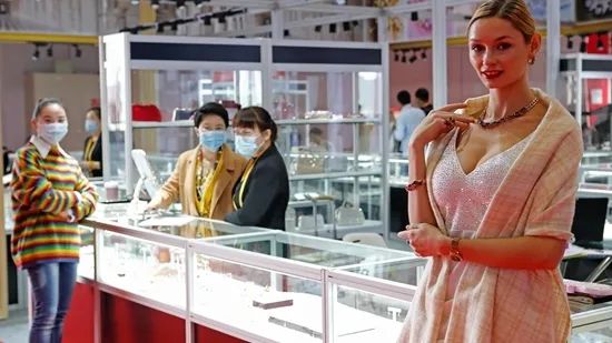 欧洲版“李佳琦”越来越多！法国人抢完“双11”要进直播间买了？