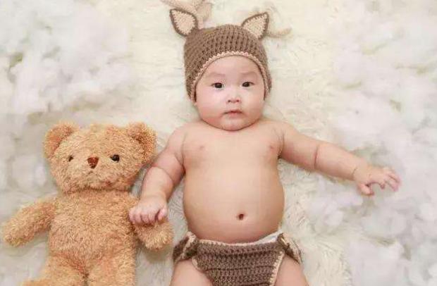 新生宝宝肚子鼓鼓的一直哭闹,新生宝宝肚子总是咕噜咕噜的