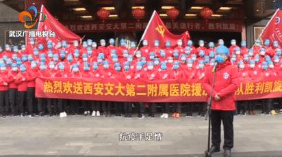 最高的礼遇最深的敬意,最高礼遇迎接英雄凯旋路人鸣笛