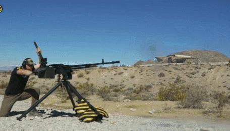 重机枪穿甲弹打穿装甲车,12.7毫米重机枪打装甲车