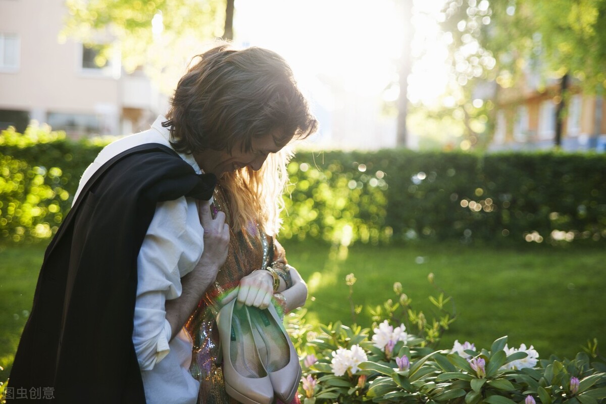 当一个女人开始冷落你该怎么办呢,当女人突然冷落你的时候