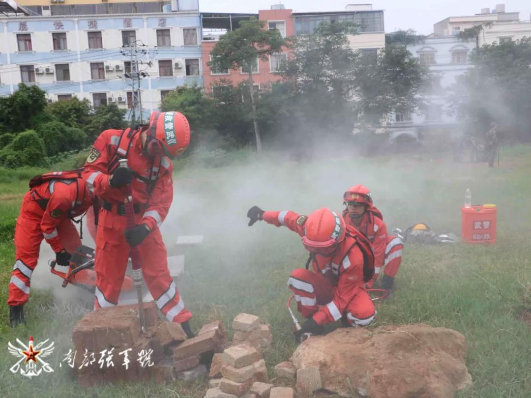 看这一双双手它们有一个共同的主人——工兵