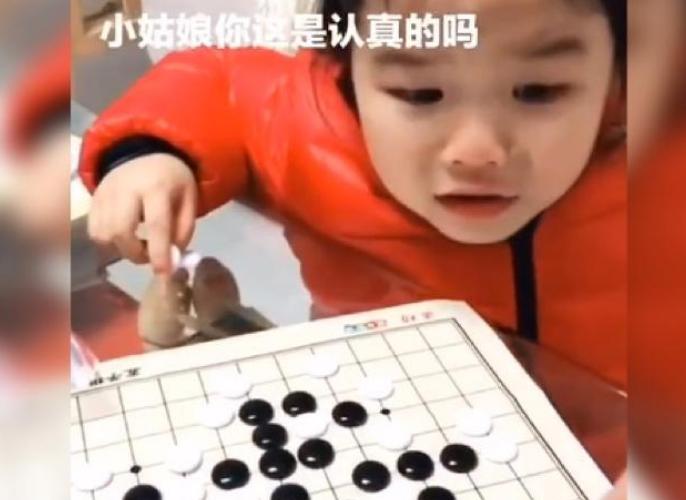 爸爸和女儿下五子棋谁赢了,爸爸问女儿五子棋谁赢了