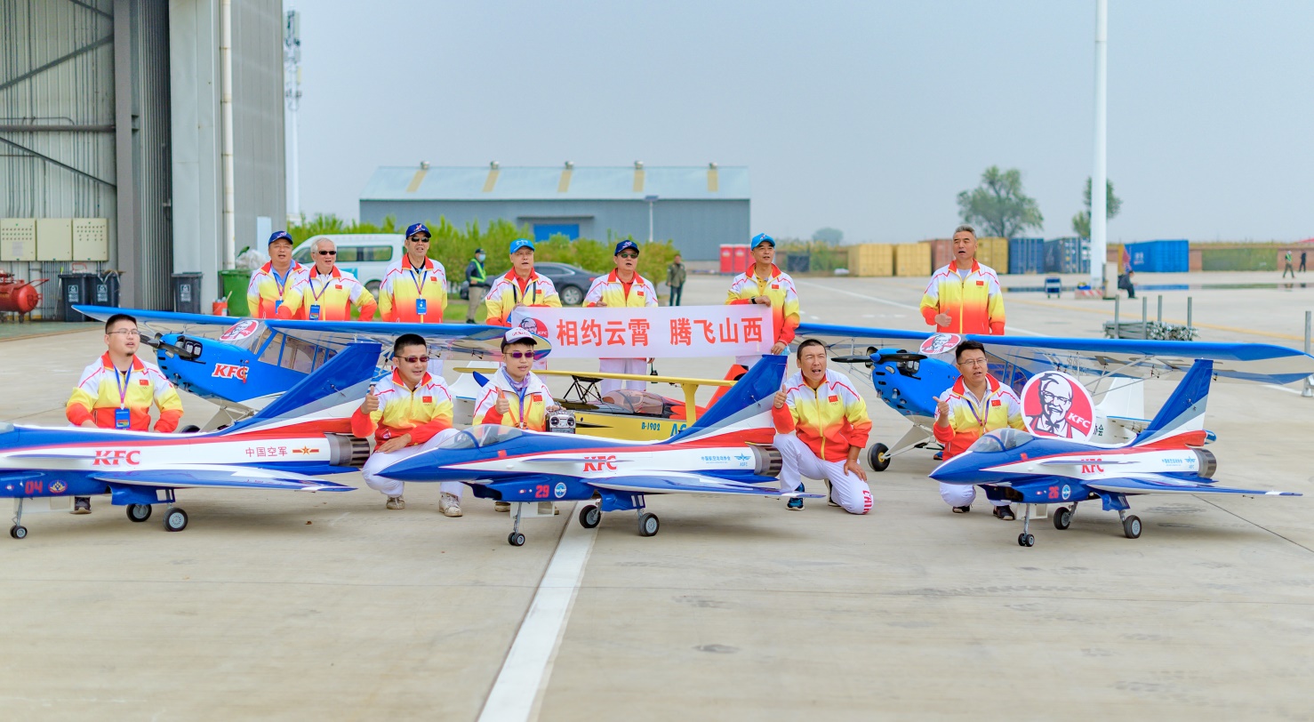 “上校爷爷”搭载航模，苍穹之上礼赞国庆