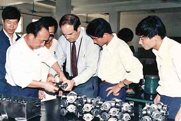 鲁冠球的传奇人生视频,简单描述鲁冠球的创业案例