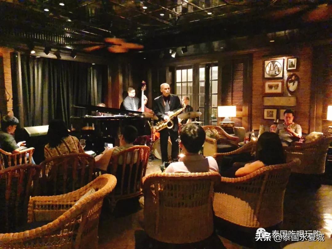 不愧是曼谷排名第一的酒吧!就连在门口排队等候都觉得幸福爆表