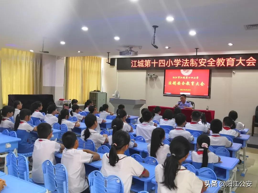 警民共筑连心桥携手保平安,社区警务室与社区共同开展工作