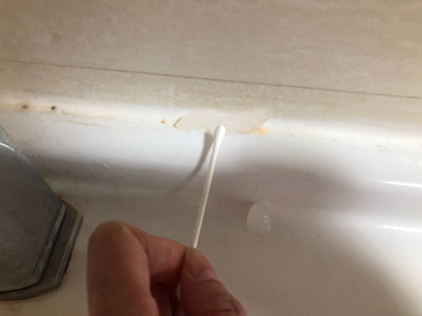 玻璃胶上的霉点怎么去除家用方法,玻璃胶上面的霉点怎么去除