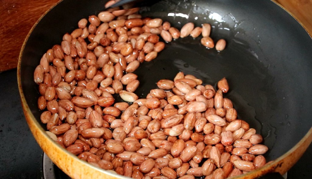 油炸花生米，万万不要直接炸了，多加这一步，不糊，放几天不返潮